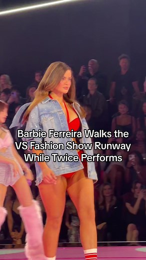 Barbie Ferreira Brillando en el VS Fashion Show con Twice