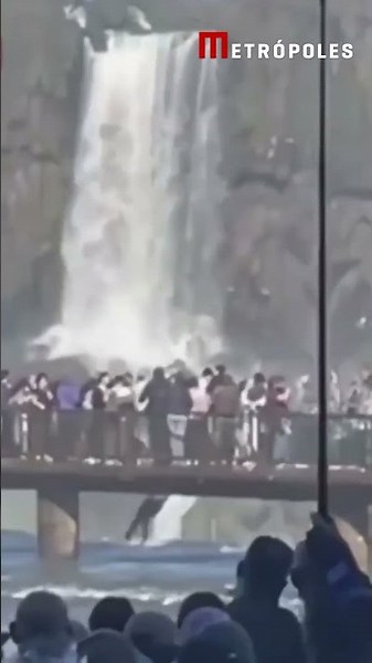 Turista pula nas águas das Cataratas do Iguaçu para recuperar celular