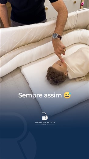 Rodrigo Batista | Pediatra em SINOP on Instagram: "😴 Quando o bebê dorme… Ser pai e mãe é viver nesse looping, né? 👇 Por aí também é assim? Comenta aqui se você já passou por isso ou marca alguém que vive fazendo a “checagem do sono” 😅 #MemeDePais #MaternidadeReal #PaternidadeReal #VidaDePais #PaisDePrimeiraViagem"