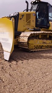 Na wer sitzt denn da hinterm Steuer? 😏 Und wie war das noch mal mit dem Cat Stable Blade Lift & Tilt? Zeit für eine Auffrischung deiner Tech-Kenntnisse. 🥸 Die Tech Talk Erklärvideos mit unserem Vorführer Besi findest du in unserem Profil-Highlight oder direkt auf Youtube. 🎥👷‍♂️ #zeppelinbaumaschinen #caterpillar #letsdothework #techtalk #besi #techtalkmitbesi | Zeppelin Cat