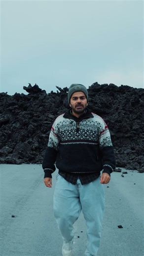 Islandia es conocida como la tierra de fuego y hielo, un lugar donde los volcanes activos conviven con enormes glaciares y cascadas impresionantes. Pero hay un detalle curioso que sorprende a muchos viajeros: es el único país donde prácticamente no existen mosquitos. Gracias a su clima frío y a sus condiciones naturales, estos insectos simplemente no pueden sobrevivir aquí. En este viaje exploramos paisajes que parecen de otro planeta: playas de arena negra, campos de lava, géiseres en erupción 