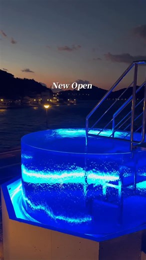 ルミルミ｜九州おでかけガイド📖 on Instagram: "町全体が、一つの宿。 泊まったのは NEW OPEN の宿。 佐賀県唐津市・呼子に誕生した ／ 中尾甚六ホテル ＼ 正直に言うとね、 呼子って日帰りで行くイメージで イカ食べに行くか 朝市行くかって感じやったし 福岡からだと特に “泊まる選択肢”に入ってなかった。 でもね 最近の呼子は違うんよ😳 「あ、今まで一番おいしいところ 全部スルーして帰ってたわ」ってなった。 泊まったのは別邸・浦田別邸。 古民家を活かした一棟宿で、 なんかもう、入った瞬間から落ち着く。 でね、この宿、 部屋でのんびりして終わりじゃない。 自然と外に出て散歩したくなるし、 歩いてサウナ行って、 朝はそのまま朝市の食堂へ。 土鍋ごはんに呼子の魚、 最後は出汁をかけて食べる朝。 これがもう…沁みた。 観光スポットを 「次！次！」って回る感じじゃなくて、 町の時間に すっと混ざる感じ。 朝市の音とか、 港の空気とか、 町の人の会話とか。 日帰りだったら 絶対に気づかなかったやつ。 泊まって、 整って、 食べて、 歩いて。 全部がバラバラじゃなくて、 ちゃ