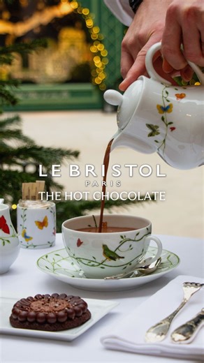 Quand l’hiver s’installe, il n’y a rien de plus réconfortant que le chocolat chaud du Bristol Paris ❄️🍫 On le savoure bien au chaud au Café Antonia, ou on craque pour sa version épicée à emporter à l’Épicerie… Un incontournable de la saison, tout simplement. Café Antonia - Réservations : cafeantonia@oetkerhotels.com or via our link in bio. Epicerie des Ateliers du Bristol : Ouverte tous les jours du 17 au 31 décembre, de 10h30 à 17h30, avec des horaires prolongés jusqu’à 19h les 23, 24, 30 et 3