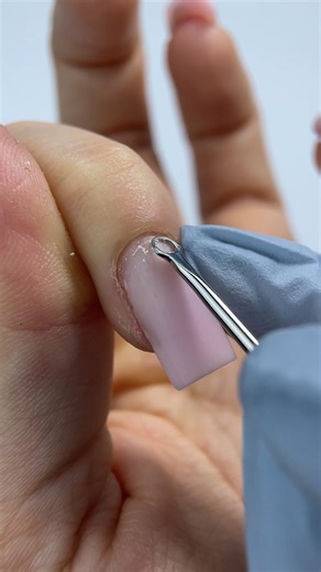 Aba Group | Polski producent pilników on Instagram: "W Nowy Rok wchodzimy z konkretem 💅✨ Zobacz tutorial na błyskawiczne przygotowanie skórek z narzędziami MASTER PRO 🩷 Precyzja, którą pokochały stylistki i która naprawdę ułatwia codzienną pracę 😎 Jeśli w 2026 stawiasz na dopracowane stylki - wiesz, po co sięgnąć ✨ #abagroup #MASTERPRO #nailtutorial #nailtech #nailart"