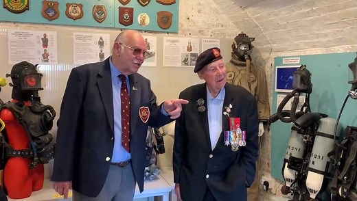 Volunteers at The Diving Museum in Gosport welcomed a very special guest. John 'Jack' Quinn, 98, was welcomed with open arms at the historical institution. He was involved in the D-Day landings in 1944. Chairman of the Historical Diving Society, Mike O’Meara, said it was an 'honour' to see him at the museum 🇬🇧 | The News, Portsmouth