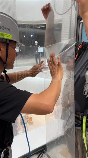 Real installation in South Korea 🇰🇷 👀 Watch our flexible transparent LED film come to life in a shopping mall! A thin film. A glass surface. A whole new way to display digital content. ✨ #LEDfilm #TransparentLED #LEDDisplay #LEDInstallation #RetailTechnology #DigitalSignage #reefilm