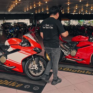 2.2M views · 10K reactions | เทียบเสียง Ducati 1299 Panigale S vs. 1299 Superleggera คันนึงล้าน8 อีกคัน6ล้าน | ดีเจริญยนต์ | Facebook