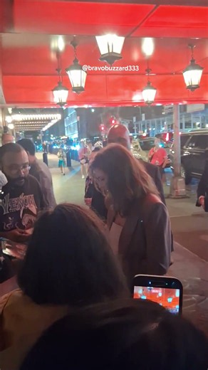 #actress 🎬 Wendy Crewson signing autographs for fans.
