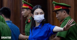 Hoa hậu Thùy Tiên vẫy tay chào người thân sau khi nhận án 2 năm tù
