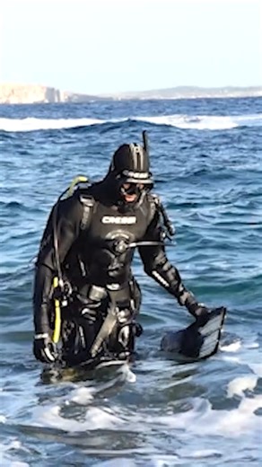 Fastest time to SCUBA dive in all seven continents 🤿 19 days 19 hr 40 min by Barrington Scott 🇺🇸 | Guinness World Records