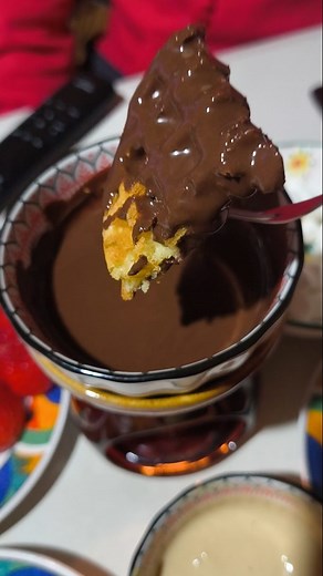 Fondue de chocolate sin azúcar disponible en todos nuestros set #chocolate #fondue #gift #regalos #waffles | Derretidos Store