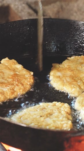 This 18th-century recipe for cabbage and onion cakes is simple, yet full of flavor! See the full recipe details below or on our website: www.colonialwilliamsburg.org/discover/resource-hub/recipes/cabbage-with-onions Ingredients: 🥬 1/2 head of green cabbage 🧅 1 white onion 🧂 Salt and pepper 🧈 3 Tbsp. butter 🍞 ½ cup flour 🥚 3 eggs 🥛 3/4 cup of milk 🍳 Butter, lard, or vegetable oil for frying Instructions: 1. Split the cabbage into quarters and remove the core. With a knife, chop cabbage in