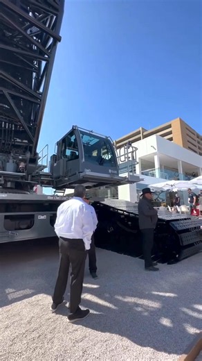 The LR1700-1.0 isn’t built for light work. 💪 With a 700-tonne lift capacity, this crawler crane handles heavy lifts with confidence and control across any terrain. 📷 awesome_earthmovers | Associated Wire Rope Fabricators, INC