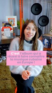 À l'origine, le titre “Chan Chan” était presque absent de l’album Buena Vista Social Club. Compay Segundo, qui l’avait composé des décennies plus tôt, pensait que le morceau était « trop simple » pour figurer sur l’enregistrement. Ce sont les autres musiciens, fascinés par la force de sa mélodie, qui l’ont convaincu de l’interpréter en studio. Résultat : “Chan Chan” est devenu l’un des titres les plus emblématiques du projet, redonnant à Compay une visibilité mondiale inespérée. Une preuve que l