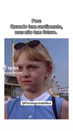 Tem sentimento, sim. Mas não tem futuro. E isso dói de um jeito diferente. Porque não é falta de amor, é falta de caminho. Você olha pra frente e não se enxerga ali. Não vê crescimento, não vê segurança, não vê paz. Só vê esforço pra manter algo que não anda. Quando tem sentimento, a gente tenta ficar. Insiste. Justifica. Aguenta mais do que devia. Mas chega uma hora em que o coração até quer… e a vida diz que não dá. Nem todo sentimento vira história. Alguns só passam pra ensinar. E ir embora, 