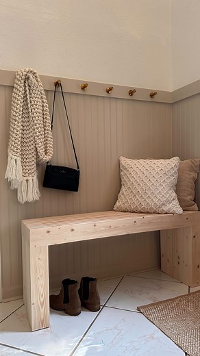 Bridget Poon | DIY & Furniture Flips on Instagram: "DETAILS BELOW 👇 First gotta give cred to @theflippedpiece who made a bench like this a while back and inspired me to make this one! 🫶 This bench is highly customizable but here are the measurements I used to help give you a starting point 👇 Length ➡️ 44” Height ➡️ 19.5” This meant my three plank sizes were 44”, 19.5”, and 16”. You can make it however deep you want, I ended up layering 9 bench top slats which gave me a depth of 12.75”. I also