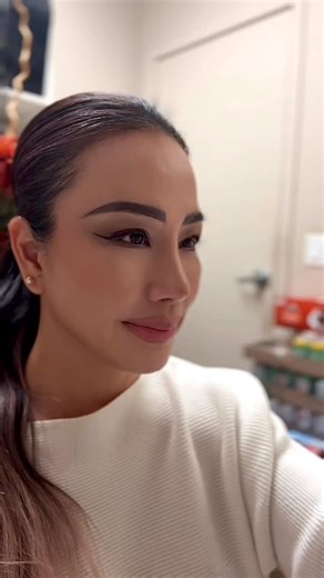 𝐋𝐢𝐧𝐝𝐚 𝐌𝐚𝐡 | Online Business Mentor on Instagram: "If you had told me years ago I’d have to start over with nothing, I wouldn’t have believed you. I’m a mom of four. Everything I do is for them. There were days my bank account said zero. Days I had to say “not today” when my kids wanted something small, and then cry where they couldn’t see me. 💔 That kind of season breaks you open. It humbles you. It makes you question everything. But storms don’t last forever. ⛈️ They pass. They clear.