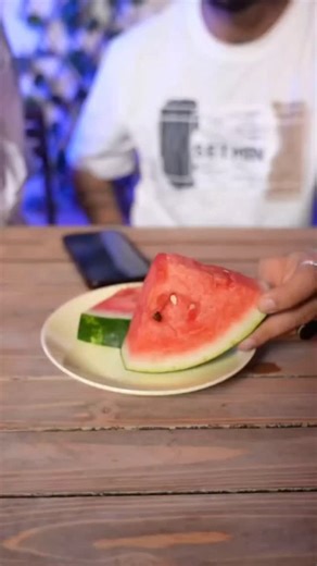 ‎کامی‎ on Instagram: "日本利用压电瓷砖将脚步转化为电能。这些瓷砖捕捉来自你脚步的动能。当你行走时，你的重量和动作用会对瓷砖产生压力。瓷砖会轻微弯曲，从而产生机械应力。瓷砖内部的压电材料将这种应力转化为电能。每一步都会产生少量电荷，而数百万步结合在一起就能产生足够的电力来驱动LED灯、显示屏和传感器。在像涩谷车站这样繁忙的地方，每天大约有240万个脚步为这一系统作出贡献。这些电能可以被储存或立即使用，从而减少对传统电力来源的依赖，并支持可持续的城市基础设施。这种方法将日常运动转化为实用的可再生能源。 #日本 #知识 #事实 #你知道吗 #推荐 #科技 #创新 #历史 #技术 #实验 #热门"