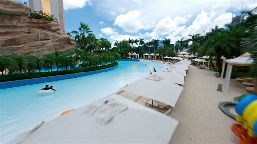 🌊探索「#澳門銀河」，樂享 #天浪淘園！🌴 暢玩全球最長的空中激流、全球最大的空中衝浪池和刺激的滑水天梯，體驗無限歡樂！🏖️✨ 出發前，登記成為「#銀河致尚」會員，即送你MOP2,888禮包！立即點擊：https://www.galaxymacau.com/zh-hant/gtbwlJfkJU/ 🌊 Dive into adventure at Galaxy Macau's Grand Resort Deck! 🌴 Experience every thrilling twist and turn of the most exhilarating skytop oasis featuring Macau’s first Waterslide Mountain, the world’s longest Skytop Adventure Rapids and largest Skytop Wave Pool! Make sure you register as our #GalaxyUltimateMember to enjoy gift certificates worth u