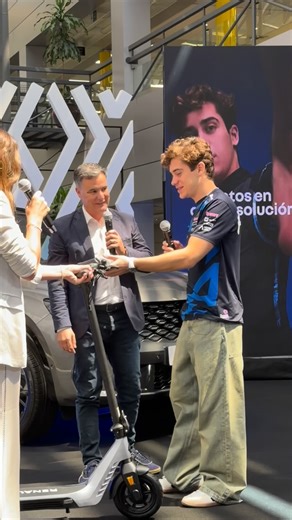 Corazón de F1 on Instagram: "UN MONOPATÍN DE REGALO 🎁 @renaultarg y uno de los regalos para @francolapinto que no tardó en probarlo"
