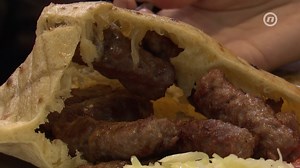 Sarajevski ćevapi našli su se na desetom mjestu liste 100 najboljih jela na svijetu prema "Taste Atlasu". Sada je ovaj specijalitet konačno zaštićen kao autohtoni domaći proizvod. U ovom bosanskom specijalitetu s roštilja uživaju i domaći i turisti, koji se zbog odlične hrane rado vraćaju u Sarajevo. Donosimo vam priču naše Emire. | NOVA BH