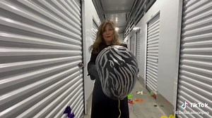 #womenballoonpoper #balloonpop #Balloonburstingexpert #balloonpopstorage ##Bellaballoonpop #Heelballoonpop