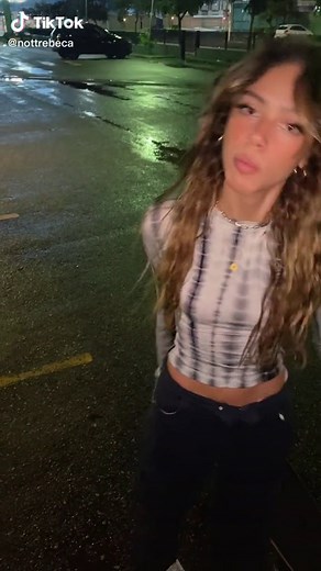 Os vídeos de beca oliveira (@nottrebeca) com original sound - Lone