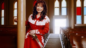 Stars, fans gather to honor life and legacy of Loretta Lynn