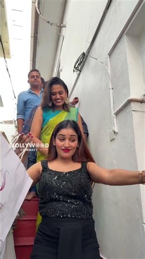 Did you see Anumol struggling to take a vlog with the back camera?