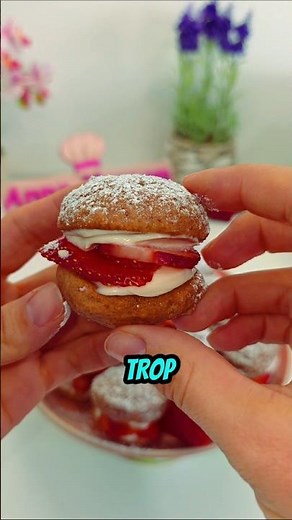 These strawberry whoopie pies are incredibly soft 😍 #cakefactoryinfinity #annemamangateaux