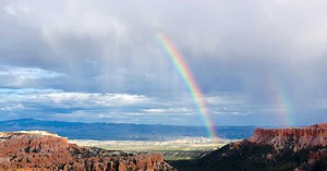 Comment fabriquer un arc-en-ciel avec un verre d’eau et une feuille de papier ?