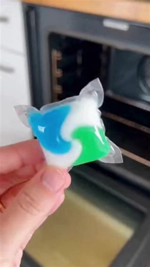 L’astuce de nettoyage du four sans effort : éliminez la graisse brûlée en un rien de temps | Recettes et Astuces maison