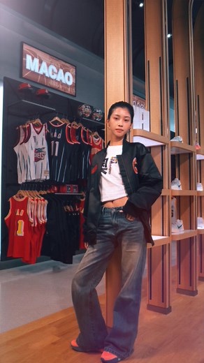 走進澳門與香港的首間NBA旗艦店—一個專為真正籃球迷打造的世界🏀 NBA 澳門旗艦店就是每位球迷的終極寶庫 ✨ 這裡不僅有獨家周邊與限量收藏品， 還有紀念 NBA 歷史上最偉大時刻的傳奇紀念品！除了可以選購現役球星與傳奇巨星的球衣，�也可以用你的名字與喜愛的號碼訂製專屬球衣，� 並能在沉浸式 LED 半場籃球場體驗互動遊戲—充滿籃球氛圍的打卡熱點就在這！ 別只是當個球迷！今天就來親身體驗NBA 的魅力吧！� 📍 地點：倫敦人購物中心2樓2209號舖 🕒 營業時間：週一至週日 | 上午11時至晚上9時 Step into the first NBA Flagship Store in Macao and Hong Kong — a world created for true basketball fans 🏀 From exclusive merch and limited-edition collectibles to legendary memorabilia celebrating the greatest moments in NBA history — the NBA