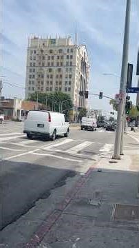 Video Clip 2 Regular Left Turn Signal and 3M traffic signal on Washington Blvd