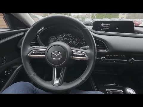 Où se trouve le slot carte SD sur Mazda CX-30 ?