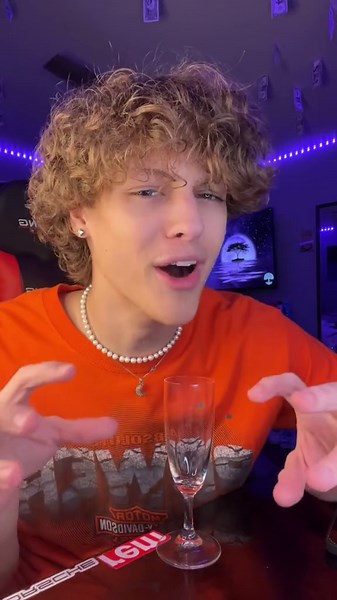 How to create a hologram with water and a phone