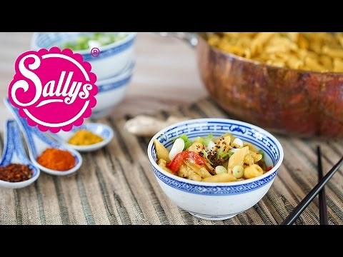 schnelles One Pot Rezept: asiatische Nudelpfanne mit Penne, Hähnchen & Kokosmilch / Sallys Welt