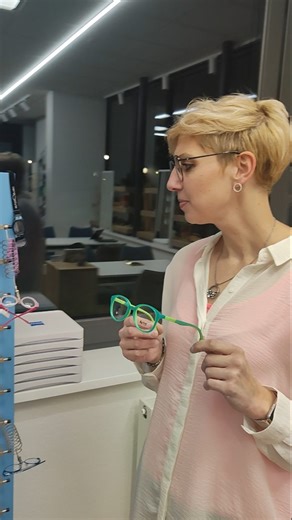 👶🕶 Kinderbrillen, die mitspielen! Ob toben, hüpfen oder entdecken – Kinderbrillen müssen mehr können als nur gut aussehen. 💪 Darum haben wir eine große Auswahl an robusten, bequemen und stylischen Modellen – damit jedes Kind genau die Brille findet, die zu ihm passt! 💙💚💛 👉 Komm vorbei und probier’s aus. #Kinderbrillen #BrilleMitPower #Kindermode #Brillenliebe #AugenoptikMitHerz #DerBrillenmacher #Sehstark #Neuenrade #RobusteBrillen #ElternTipps #BrillenAlltag | Der Brillenmacher