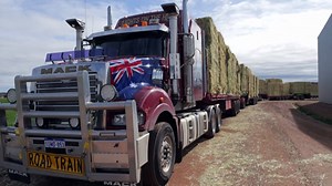 Hay convoy travels from Western Australia to South Australia to aid drought-stricken farmers
