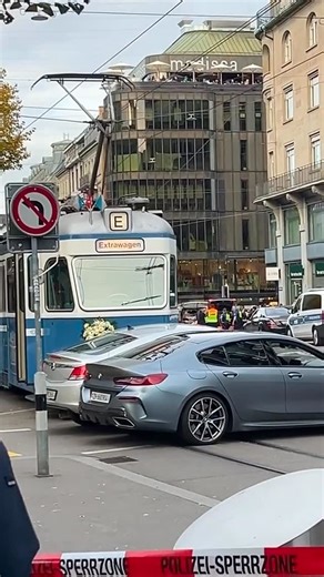 Zürich Hier | Auf der Bahnhofstrasse, einer der belebtesten Strassen Zürichs, ist eine alte Tram mit zwei Autos zusammengestossen.#Zürich #unfall... | Instagram