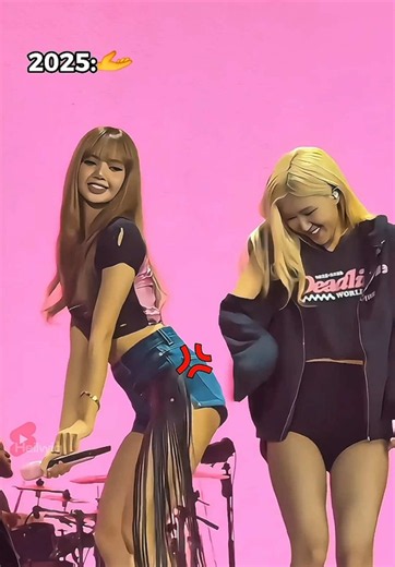 Rosé and Lisa — when one look says it all! 😂💗 Lisa gave Rosé a warning look 👀🤣, and Rosé seems to remember something from 2023 🤐😂! From unexpected moments to surprising strength and iconic fashion, Rosé always knows how to steal the spotlight! 😎⚡️ And that half-hoodie look? Absolutely iconic! 😻🔥 BLACKPINK never fails to entertain us! 🖤💗 Rosé et Lisa — quand un simple regard en dit long ! 😂💗 Lisa a lancé un regard d’avertissement à Rosé 👀🤣, et Rosé semble se souvenir de quelque cho