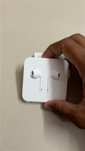 Apple EarPods with Lightning Connector🎧
