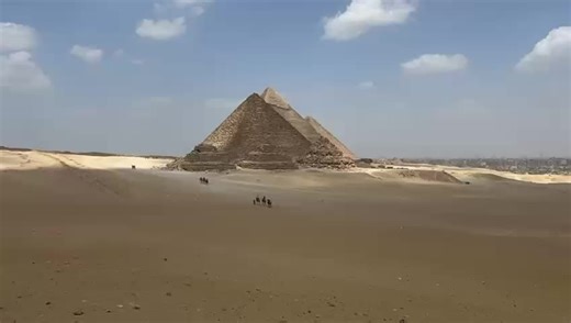 La Grande Pyramide est la seule merveille du monde antique qui subsiste. The Great Pyramid is the only surviving wonder of the ancient world.