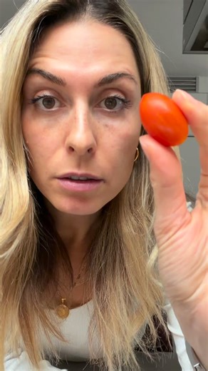 Natalie Grahl - Expertin Ernährung & Darmgesundheit on Instagram: "Wir sollen am Tag locker 30–40g Ballaststoffe essen. Rate mal, wo die meisten liegen? 12–18g. Maximal. Heißt: Der Darm langweilt sich, die Verdauung steht im Stau und alle fragen sich: „Warum bin ich aufgebläht? Warum so müde? Warum Heißhunger?“ Liebes… dein Körper schreit nicht nach einem Detox – er schreit nach Ballaststoffen. Jeden. Verdammten. Tag. 💪 Lebensmittel mit hohem Ballaststoffgehalt (pro 100g) 🤎 Flohsamenschalen – 