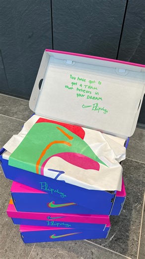 NIKE KIPCHOGE PACK ⭐️ En eksklusiv kollektion skabt med filosofien “No human is limited”, der motiverer dig til at jagte dine personlige mål. 🏃‍♀️🏅 Nike Pegasus 41: Alsidig mængdesko med ReactX-skum og dobbelte Air Zoom-enheder til daglig træning. Nike Zoom Fly 6: Tempotræner med ZoomX stødabsorbering og kulfiber Flyplate til intervaller og tempoløb. Nike Alphafly 3: Maksimal fart til halvmaraton og maraton med Air Zoom, fuldlængde kulfiberplade og ZoomX-skum. Nike Vaporfly 4: Ultralet racesko