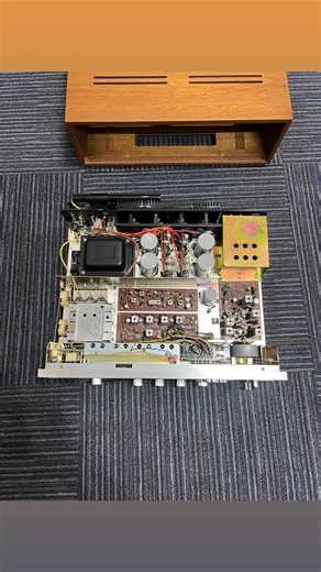 🔥 SANSUI 5000X – POW DÍNH – KÍCH TÊN LỬA – LỰC ĐÁNH 320W 🔥 Một huyền thoại receiver Nhật Bản thập niên vàng – Sansui 5000X bản pow dính nguyên khối, nổi tiếng với chất âm dày, lực mạnh, đánh loa cực đã. Máy được lên kích công suất kiểu “tên lửa”, cho lực đánh tương đương 320W, kéo loa lớn thoải mái, kể cả loa khó tính. 🔸 Ngoại hình: • Mặt phay nhôm nguyên bản, chữ nét sắc, đèn xanh đặc trưng Sansui lên sóng cực đẹp • Thùng gỗ zin, vân gỗ còn rất mới, tổng thể đẹp chơi – đẹp sưu tầm 🔸 Nội thấ