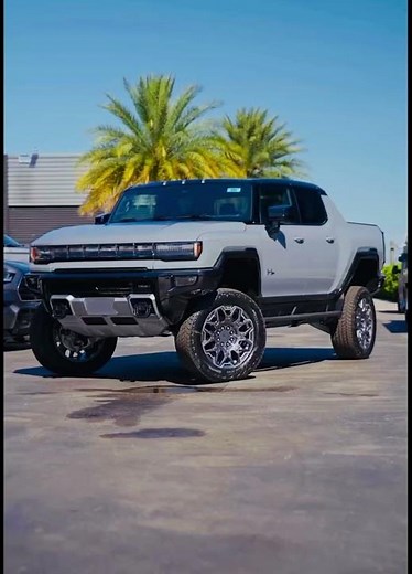 Hummer EV: 4000 KG Ka Chalta Phirta Tank! 🤯🔥 #shorts