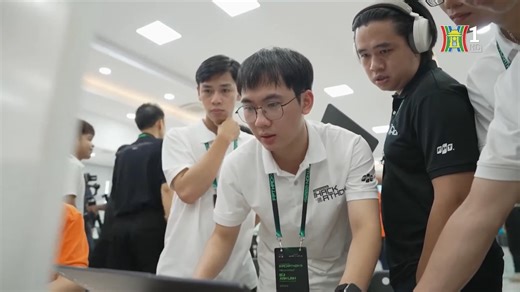 🎥 FPT HACKATHON 2025 LÊN SÓNG TRUYỀN HÌNH HÀ NỘI 🎥 FPT Hackathon 2025 – cuộc thi công nghệ dành cho sinh viên Đại học và Cao đẳng trên toàn quốc – đã được Đài Truyền hình Hà Nội đưa tin trong chương trình “Hà Nội Buổi sáng” ngày 30/9/2025. Cuộc thi đã thu hút 131 đội thi đến từ 35 trường đại học, cao đẳng trên cả nước, cùng nhau áp dụng kiến thức công nghệ để giải quyết các bài toán thực tiễn. Chia sẻ từ bạn Ngọc Bích – thành viên đội JSCKITCHEN (Trường Đại học FPT cơ sở Hà Nội): “27 giờ lập t