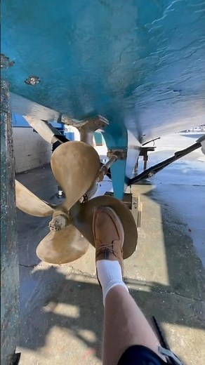 60 sec boat survey (Ep 264): Right or left hand prop? An easy way to tell!