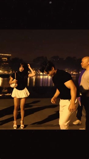 ⚜️ TROLL X199 ⚜️ on Instagram: "2006년 개봉한 영 (Labyrinth)은 단순한 판타지 모험을 넘어, 성장과 선택, 그리고 내면의 용기를 그린 작품입니다. 화려한 미로와 마법적 생물들 사이에서도, 영화는 끊임없이 “과연 진정한 길은 어디인가?”라는 질문을 던집니다. 복잡하게 얽힌 길과 신비로운 공간 속에서 주인공 사라가 맞닥뜨리는 도전은 관객의 긴장을 끝까지 유지하게 합니다. 사라가 동생을 구하기 위해 미로를 헤치고 나아가는 과정은 단순한 모험을 넘어선 자기 발견과 심리적 성장을 담고 있습니다. 특히 어둡고 좁은 통로, 반짝이는 환상 속 생물, 그리고 불확실한 길의 선택은 말없이도 긴장과 설렘을 전달하며, 조용한 순간일수록 모험의 무게가 더 깊게 다가옵니다. 영화의 분위기를 완성시키는 것은 신비롭고 몽환적인 음악과 세심하게 디자인된 미로의 시각적 요소입니다. 음악과 장면은 관객을 마치 사라와 함께 미로 속에 있는 듯한 몰입감을 선사하며, 액션보다도 사라가